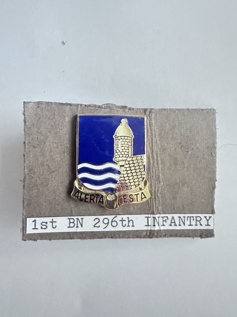US Army 1st Batallion 296th Infantry Régimen DUI Crest Puerto Rico Vintage Pin